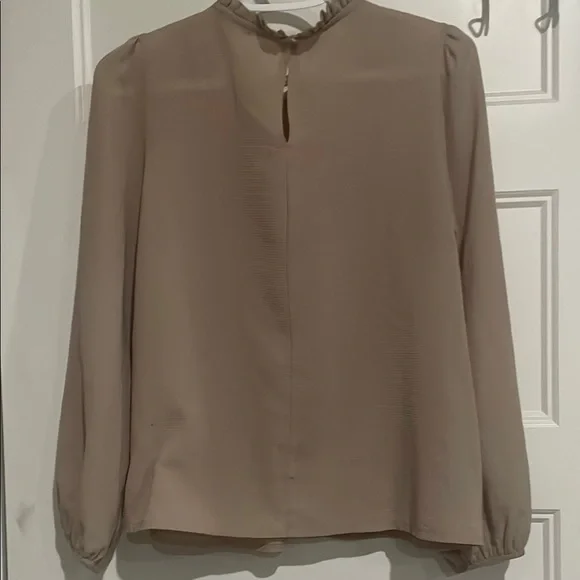 3/$20 Boohoo Brown Ruffled Long Sleeve Blouse - Picture 4 of 6